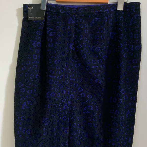 A mini skirt - Picture 1 of 3